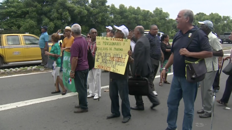 Jubilados vuelven a manifestarse para despedir al presidente Varela