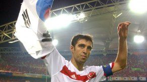 Turquía ordena detención del ex astro del fútbol Hakan Sukur