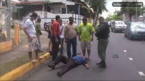 Automóvil impacta motorizado en la Ave. 12 de octubre