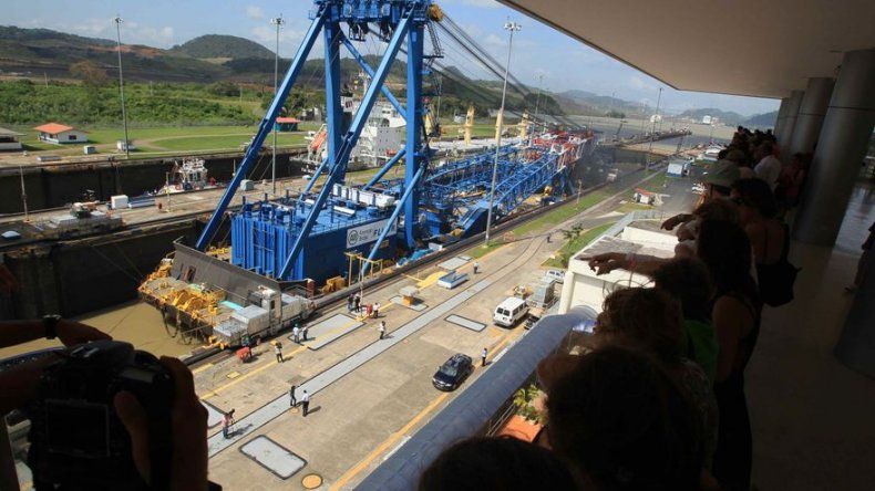 Grúa considerada una de las más grandes del mundo transita por el Canal de Panamá
