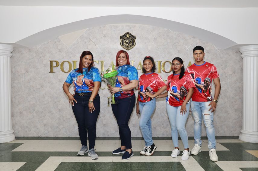 Madre de Atheyna Bylon y otros familiares visitan las instalaciones de la Policía Nacional Madre de Atheyna Bylon y otros familiares visitan las instalaciones de la Policía Nacional