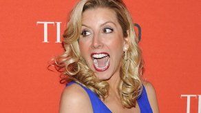 Fundadora de Spanx compra pantalón de Newton-John en Grease