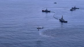 La parte más grande de la mancha quedaría contenida en una zona señalizada con boyas.