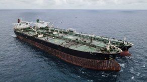 Los buques petroleros MT Freya (L) con bandera de Panamá y MT Horse (parte trasera) con bandera de Irán anclados juntos en aguas de Pontianak, frente a la isla de Borneo, Indonesia.