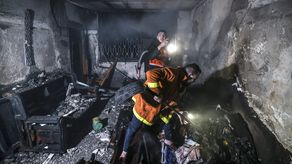 Los bomberos palestinos apagan las llamas en un apartamento devastado por el fuego en el campo de refugiados de Jabalia en el norte de la Franja de Gaza.