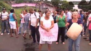 Falta de agua genera cierre de calle en Torrijos Carter