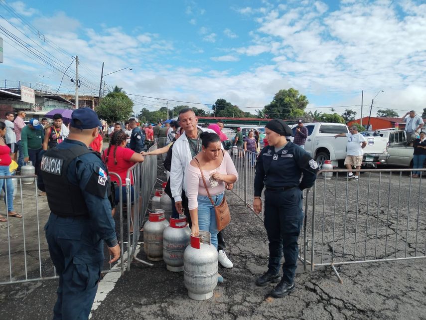 Tras cierres personas hacen largas filas para comprar gas