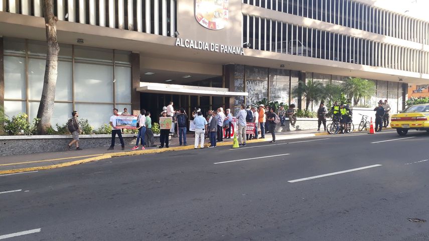 Movimiento ciudadano recoge firmas para realizar un cabildo abierto en el que pedirá la renuncia del alcalde capitalino.