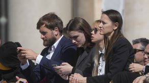 Francisco, aquejado de problemas en una rodilla que le dificultan caminar y pararse, se levantó para recibir a las mujeres.