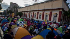 Chavismo instala campamentos en las afueras de Miraflores en apoyo a Maduro