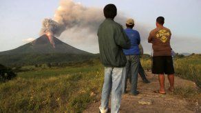 Volcán nicaragüense Momotombo reinicia actividad eruptiva