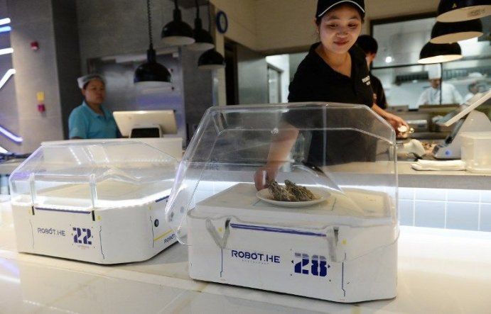 China experimenta el robot-camarero