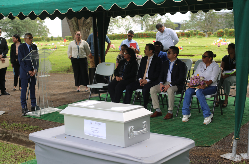 Sepultan los restos identificados de una víctima de la invasión de 1989 en Panamá.