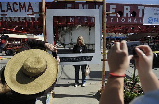 Enorme roca el artista Heizer llega a museo de California