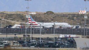 Revisan avión en aeropuerto de LA tras amenaza no creíble