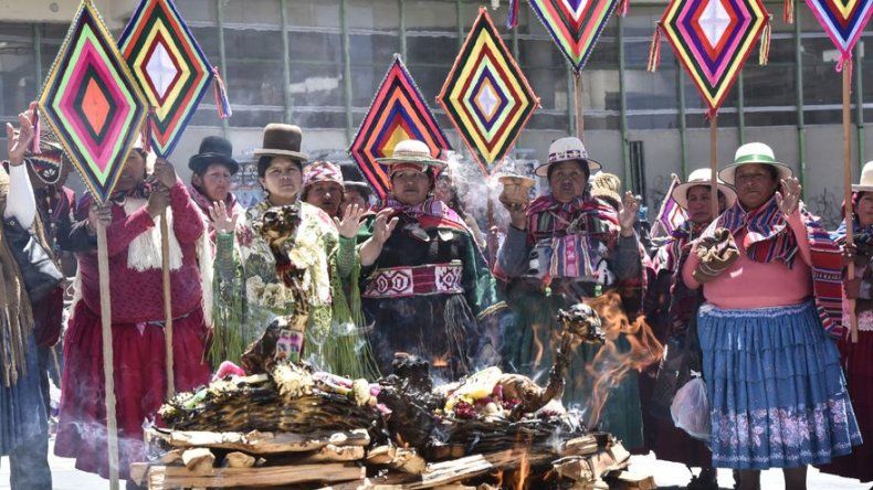 Bolivia aprueba ley que regula ritos aymaras y evangélicos