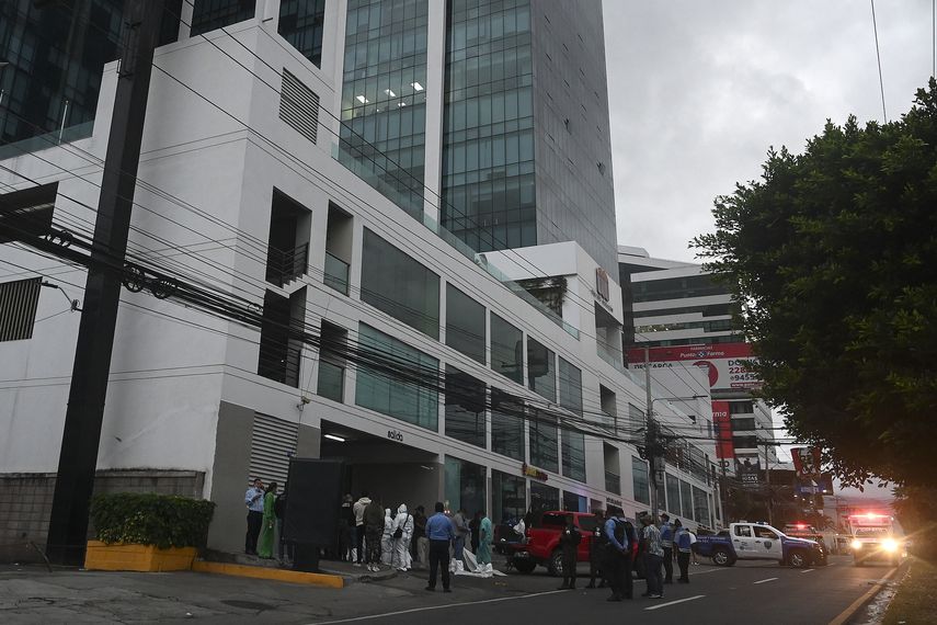 Los cuatro jóvenes salían en dos vehículos del estacionamiento subterráneo de un edificio donde funciona una discoteca.
