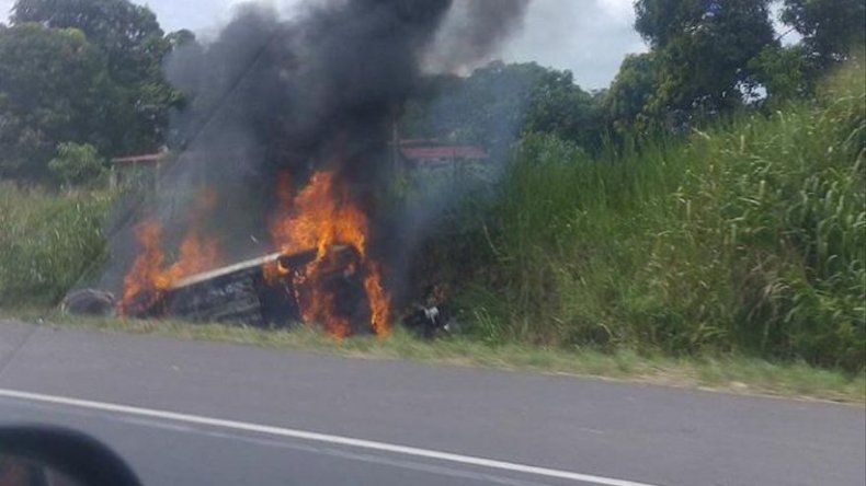 Auto se incendia en la autopista Arraiján - La Chorrera