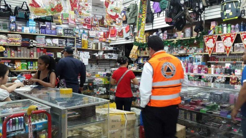 Sinaproc encuentra pirotecnia escondida en techo de comercios