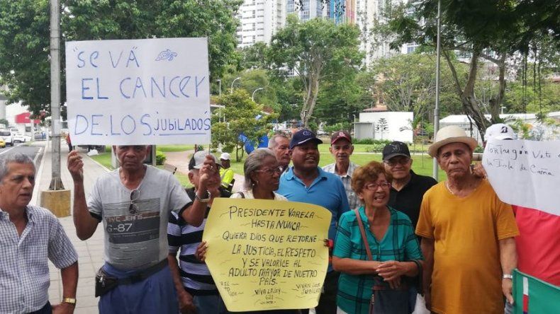 Jubilados vuelven a manifestarse para despedir al presidente Varela