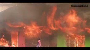 Se metieron entre escombros de incendio a robar cobre