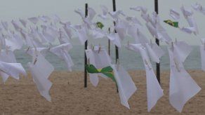 Pañuelos blancos por víctimas del covid-19
