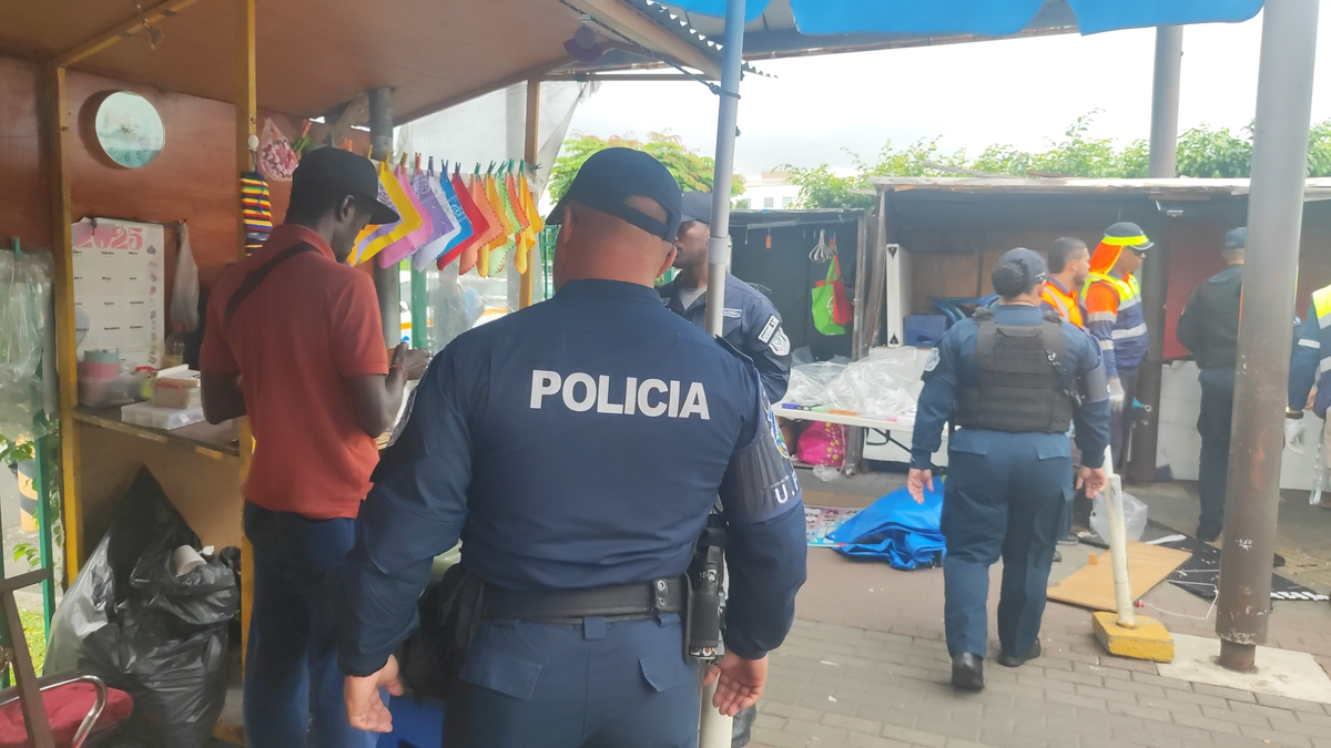 Retiran a buhoneros en la 5 de Mayo tras vencerse el plazo otorgado por el Metro de Panamá