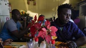 Migrantes haitianos no se apoyan en los denominados coyotes, piden ayuda a sus compatriotas.