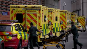 En toda Inglaterra, los hospitales están declarando “incidentes críticos” por la falta de personal y demoraron cirugías ya programadas.