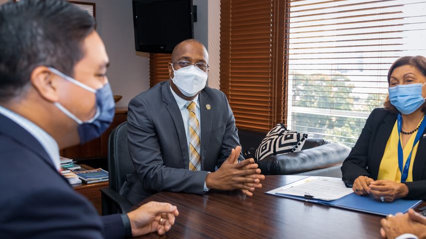 Reunión para la cesión de fincas al Ministerio Público.