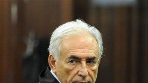 Strauss-Kahn querella revistas por fotos con su nueva compañera