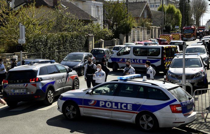 El ataque tuvo lugar en la entrada de la comisaría de Rambouillet