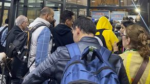 El martes, cientos de aficionados en Marruecos que ya se encontraban en Qatar aguardaron por horas haciendo colas para recibier boletos gratis que fueron repartidos por la federación marroquí de fútbol en coordinación con la FIFA y el comité organizador qatarí.