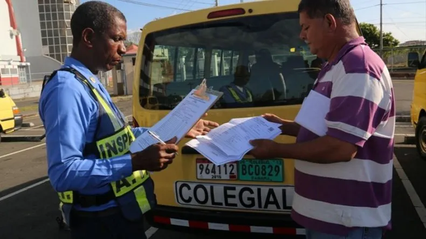 ATTT extiende inspección a buses colegiales hasta febrero