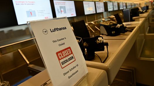 Mostrador de facturación cerrado de la aerolínea alemana Lufthansa en el aeropuerto Tegel de Berlín.