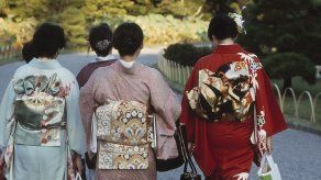 Los jóvenes reinventan el estilismo del kimono en Japón