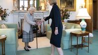 La reina Isabel II de Gran Bretaña y la nueva líder del Partido Conservador y la primera ministra electa de Gran Bretaña, Liz Truss, se reúnen en el castillo de Balmoral en Ballater, Escocia. La reina Isabel II de Gran Bretaña y la nueva líder del Partido Conservador y la primera ministra electa de Gran Bretaña, Liz Truss, se reúnen en el castillo de Balmoral en Ballater, Escocia.
