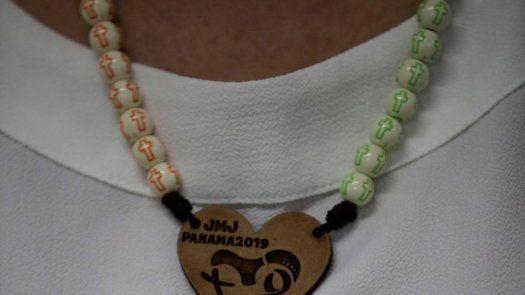 Confeccionar rosarios para la JMJ, la ilusión de un grupo de reclusas en Panamá