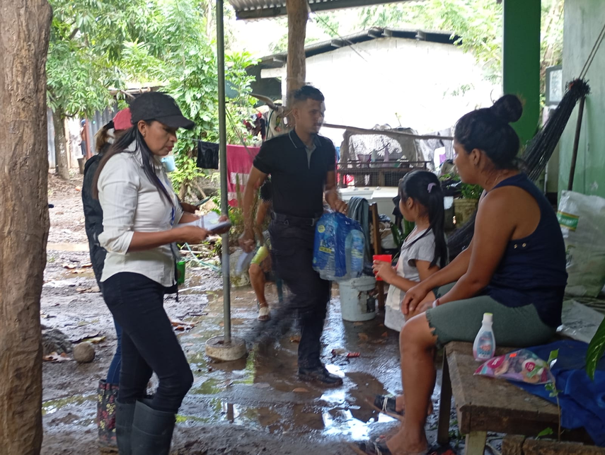 MIDES entrega ayuda humanitaria a familias afectadas por inundaciones en Tonosí.