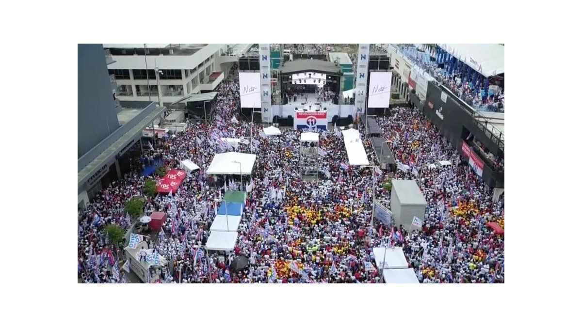 Entre figuras del deporte y artistas, Laurentino Cortizo realiza su cierre de campaña en Vía España