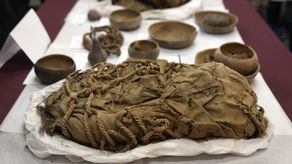Los cuerpos de los niños pequeños fueron envueltos con textiles de algodón y amarrados con soguillas.&nbsp;