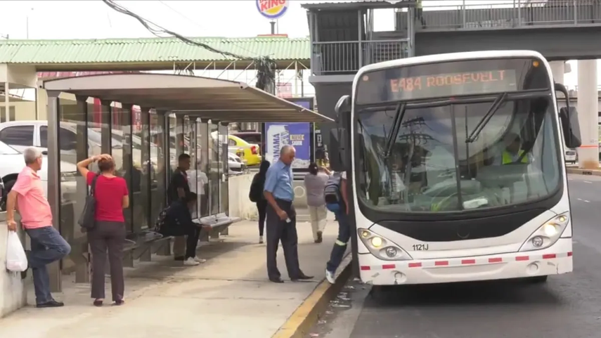 Parada de Metrobús en Villa Lucre