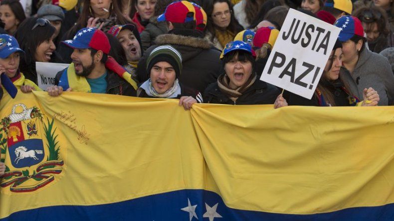 Decenas de venezolanos manifiestan en Miami