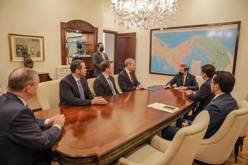 Presidente de la República de Panamá Laurentino Cortizo junto al equipo CEO de First Quantum