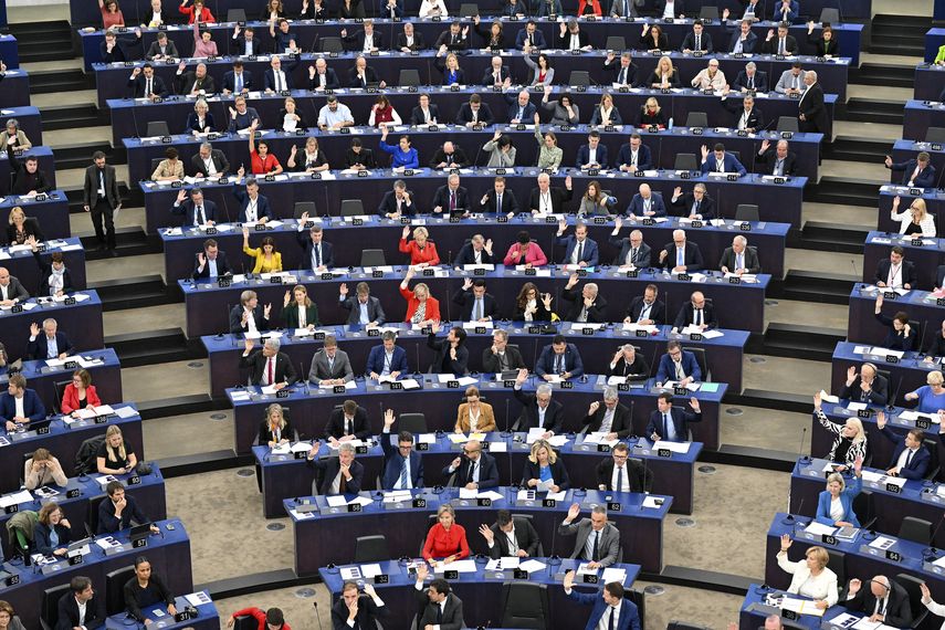 La normativa adoptada este martes por el Parlamento Europeo deberá ser aplicado en forma plena en un plazo de dos años para teléfonos móviles