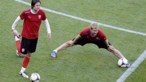 Rosicky recibe en Praga a tratamiento intensivo para recuperarse