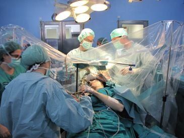 Extirpan tumor en España a un joven mientras toca el saxo para evitar daños