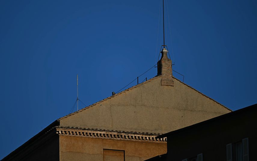 La chimenea que anuncia el nuevo papa ya instalada.
