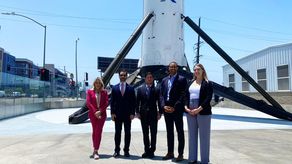 El ministro de Comercio e Industrias de Panamá, Federico Alfaro durante un recorrido en la compañía SpaceX.