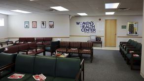 Virginia Occidental tiene una ley estatal vigente desde el siglo XIX que penaliza la realización o la obtención de un aborto con hasta 10 años de prisión, con la única excepción de si la vida de la madre está en riesgo.